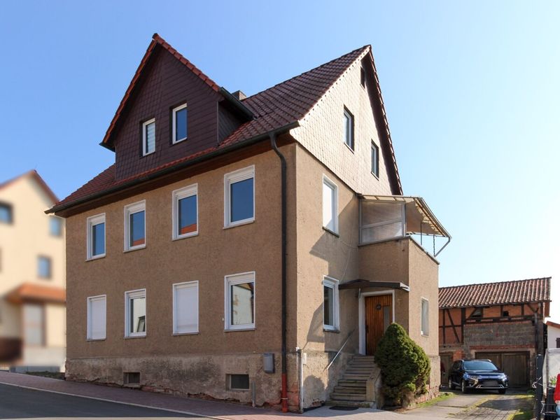 Wohnhaus mit drei Einheiten und Entwicklungspotenzial in Tiefenort